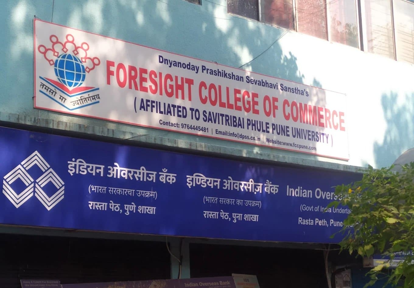 Foresight College of Commerce signboard, affiliated to Savitribai Phule Pune University